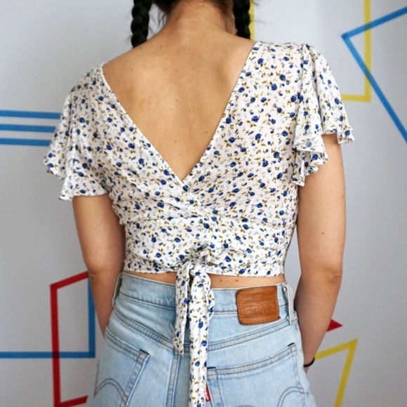 FOREVER 21 Blue Floral V-Neck Top - Picture 3 of 3